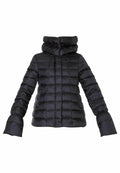 Schwarze Pufferjacke mit großer Kapuze, gestepptem Design und verlängerten Bündchen. Hergestellt aus glänzendem, leichtem Material.