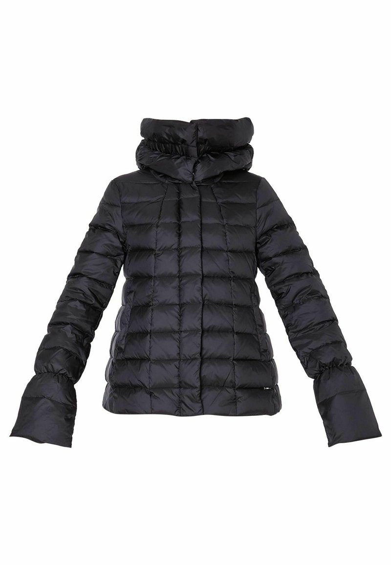 Schwarze Pufferjacke mit großer Kapuze, gestepptem Design und verlängerten Bündchen. Hergestellt aus glänzendem, leichtem Material.