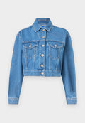 Blaue Jeans-Cropped-Jacke mit durchgehender Knopfleiste, zwei Klappbrusttaschen, langen Ärmeln und gesticktem "Hugo"-Logo auf der oberen linken Seite.