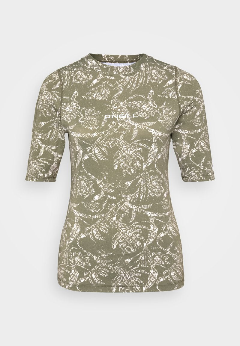 Olivgrünes Kurzarmhemd mit einem weißen abstrakten Blumenmuster und einem Rundhalsausschnitt; verfügt über eine dezente Markenkennzeichnung auf der Vorderseite.