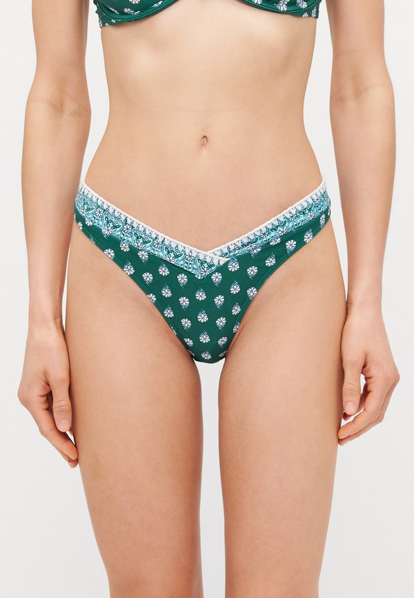 Hollister Co. FLAT CHEEKIEST