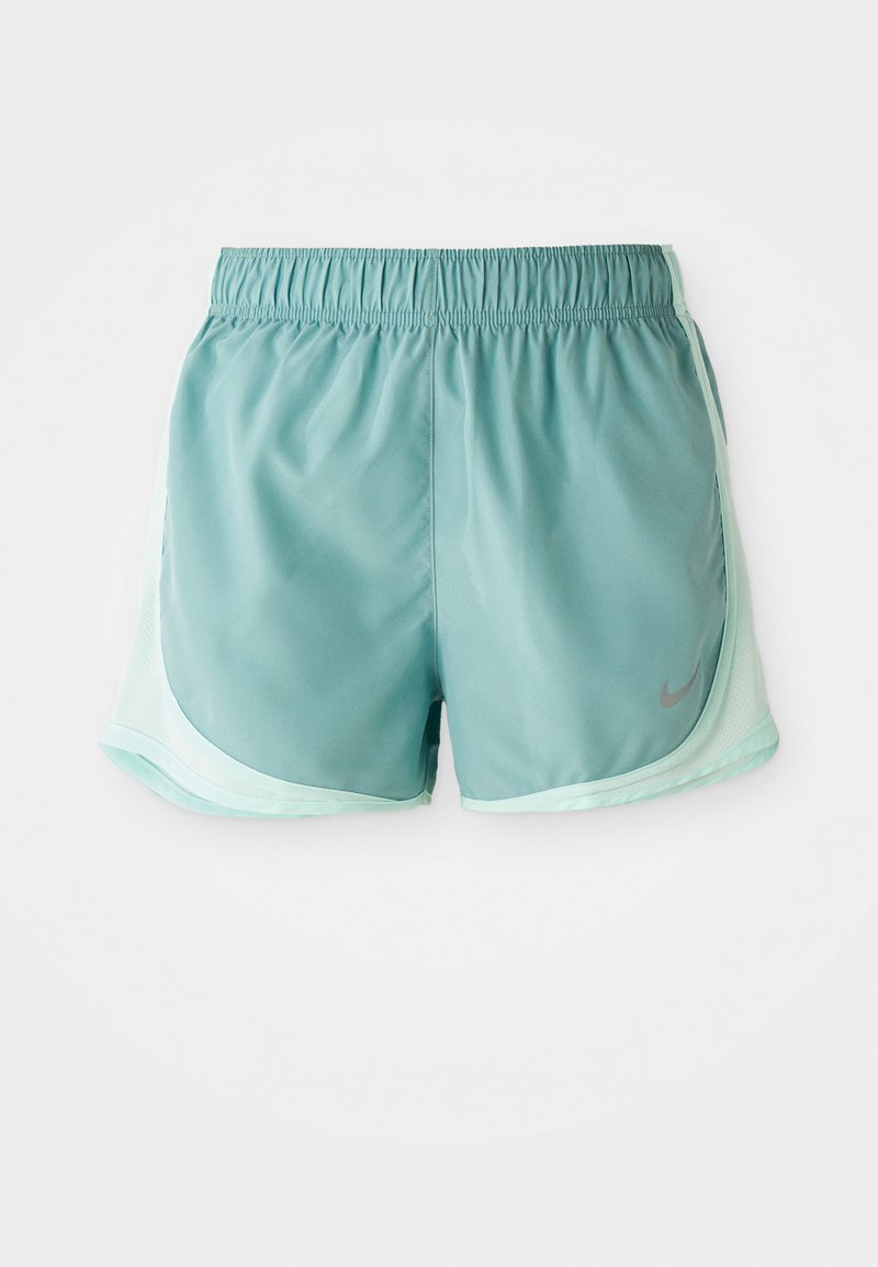 Helle türkisfarbene Sportshorts aus atmungsaktivem Material, mit einem elastischen Bund und seitlichen Netzpaneelen für Belüftung. Silbernes Nike-Logo als Akzent.
