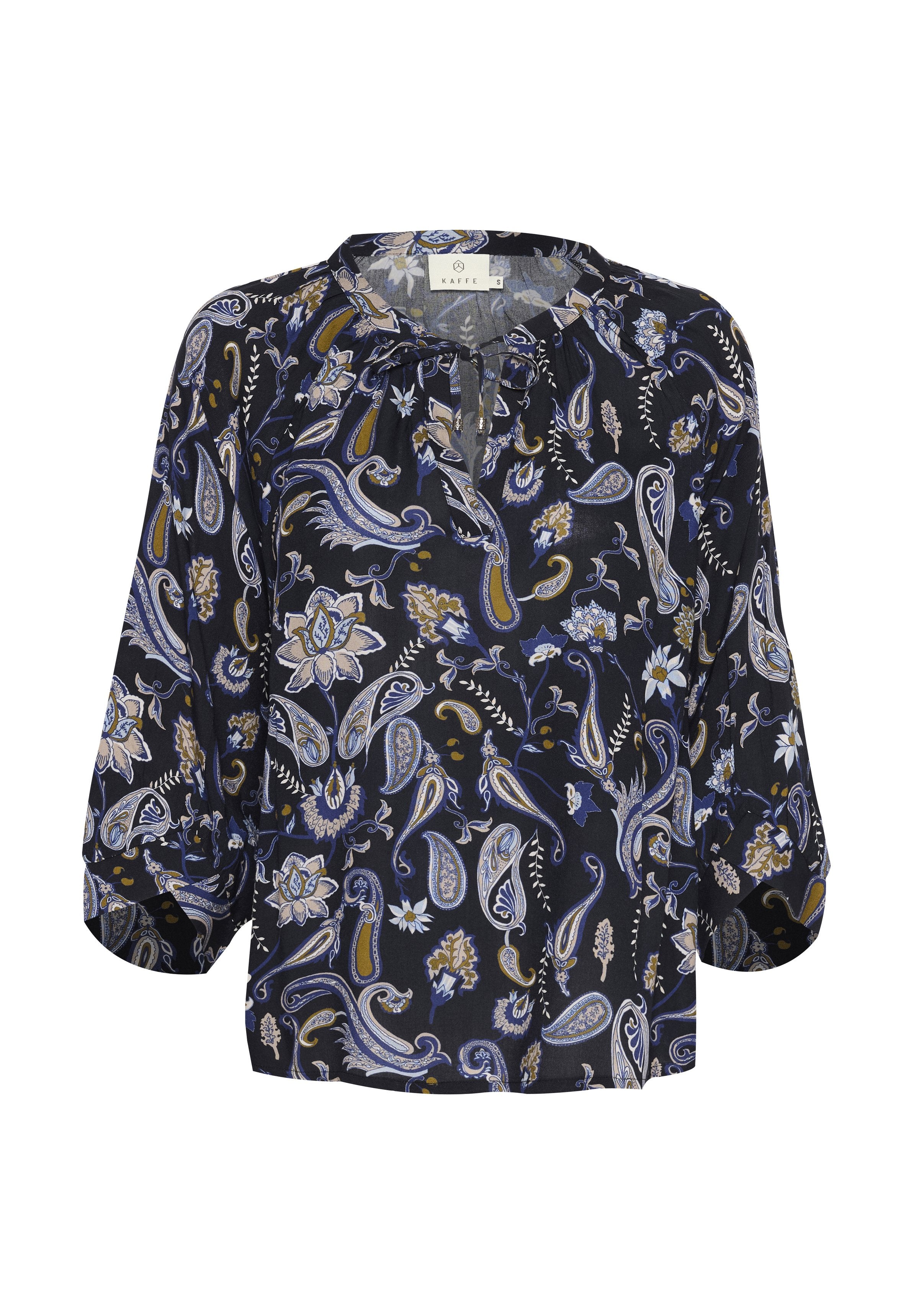 Schwarze Bluse mit Paisleymuster in Blau, Creme und Gold. Verfügt über einen gerafften Ausschnitt und weite, fließende Ärmel. Leichter Stoff.