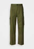 Olivgrüne Cargo-Hose aus Baumwollmaterial, gerades Bein-Design, zwei Seitentaschen, Knopfverschluss und sauberes Finish ohne Muster.
