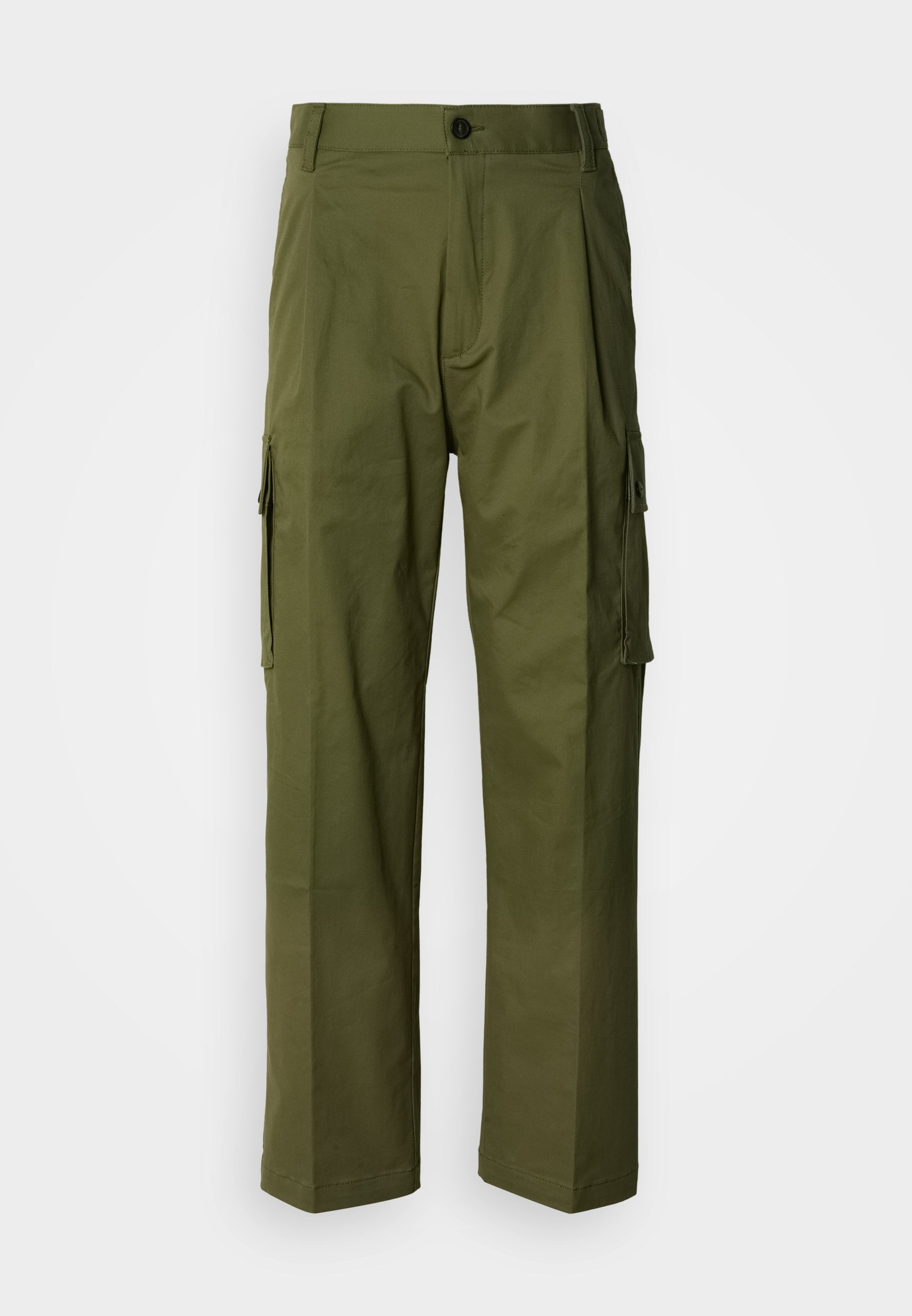 Olivgrüne Cargo-Hose aus Baumwollmaterial, gerades Bein-Design, zwei Seitentaschen, Knopfverschluss und sauberes Finish ohne Muster.