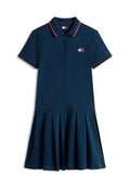 Marineblaues Polo-Kleid mit kurzen Ärmeln, pinkem Besatz an Kragen und Bündchen, plissiertem Rock und kleinem Tommy Jeans-Logo auf der Brust.
