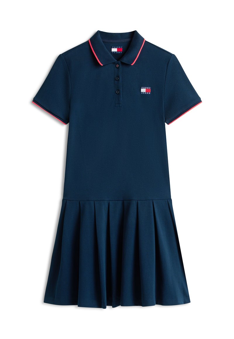 Marineblaues Polo-Kleid mit kurzen Ärmeln, pinkem Besatz an Kragen und Bündchen, plissiertem Rock und kleinem Tommy Jeans-Logo auf der Brust.