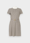 Kurzarmkleid mit weißem Kragen, Hahnentrittmuster in Beige und Marineblau. Verfügt über eine taillierte Passform mit Gürtel und zwei vordere Taschen.