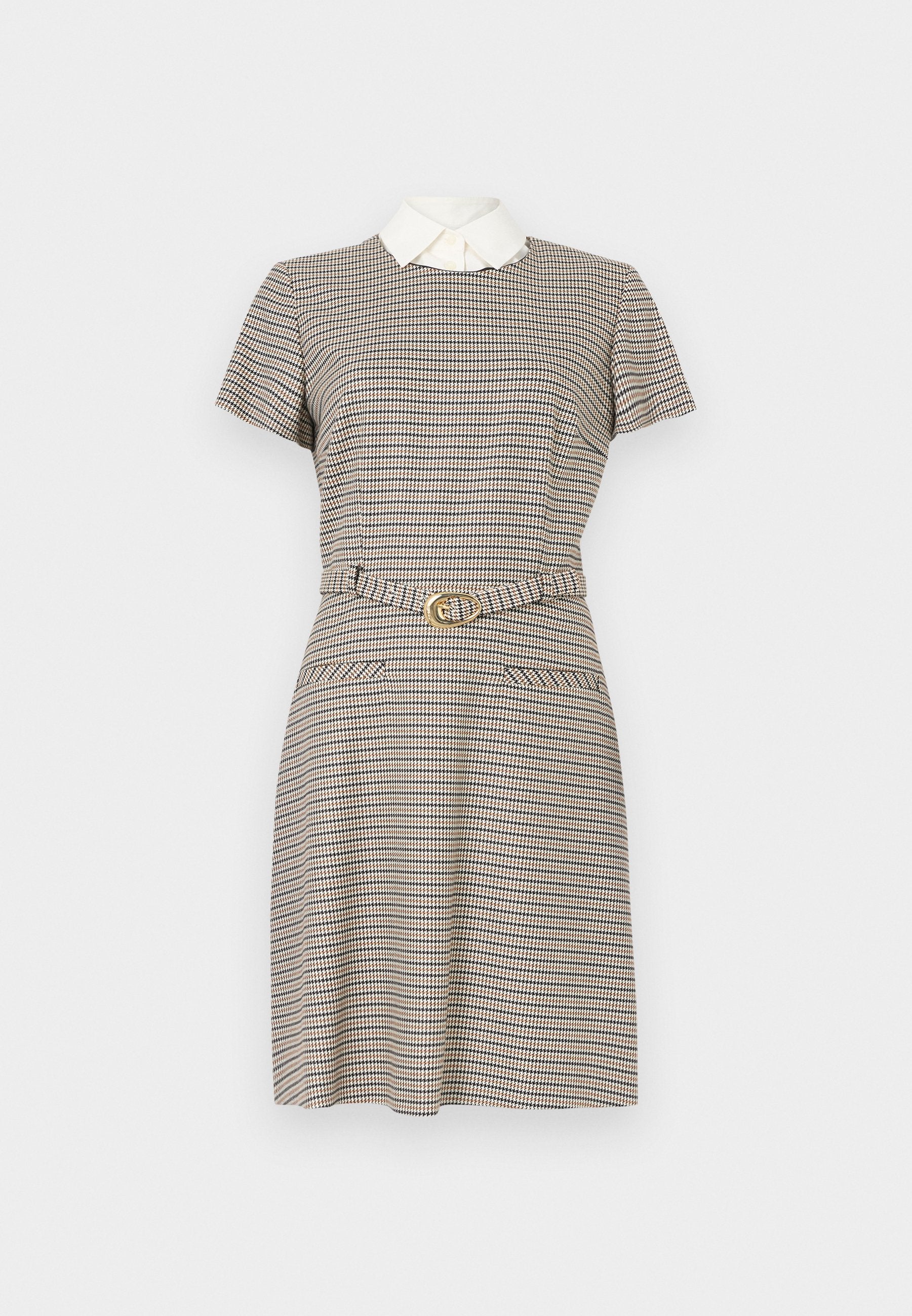 Kurzarmkleid mit weißem Kragen, Hahnentrittmuster in Beige und Marineblau. Verfügt über eine taillierte Passform mit Gürtel und zwei vordere Taschen.