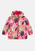 Bunte Kapuzenjacke mit einem lebhaften pinken Grundton und grünen sowie schwarzen Mustern von tropischen Blättern und Früchten. Das Material wirkt leicht und glatt.