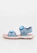 Hellblaue und rosa Kindersandale mit sternförmigen Ausschnitten, verstellbaren Klettverschlüssen und profilloser Gummisohle.