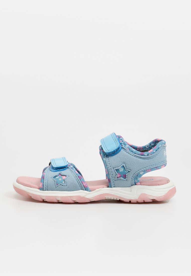 Hellblaue und rosa Kindersandale mit sternförmigen Ausschnitten, verstellbaren Klettverschlüssen und profilloser Gummisohle.