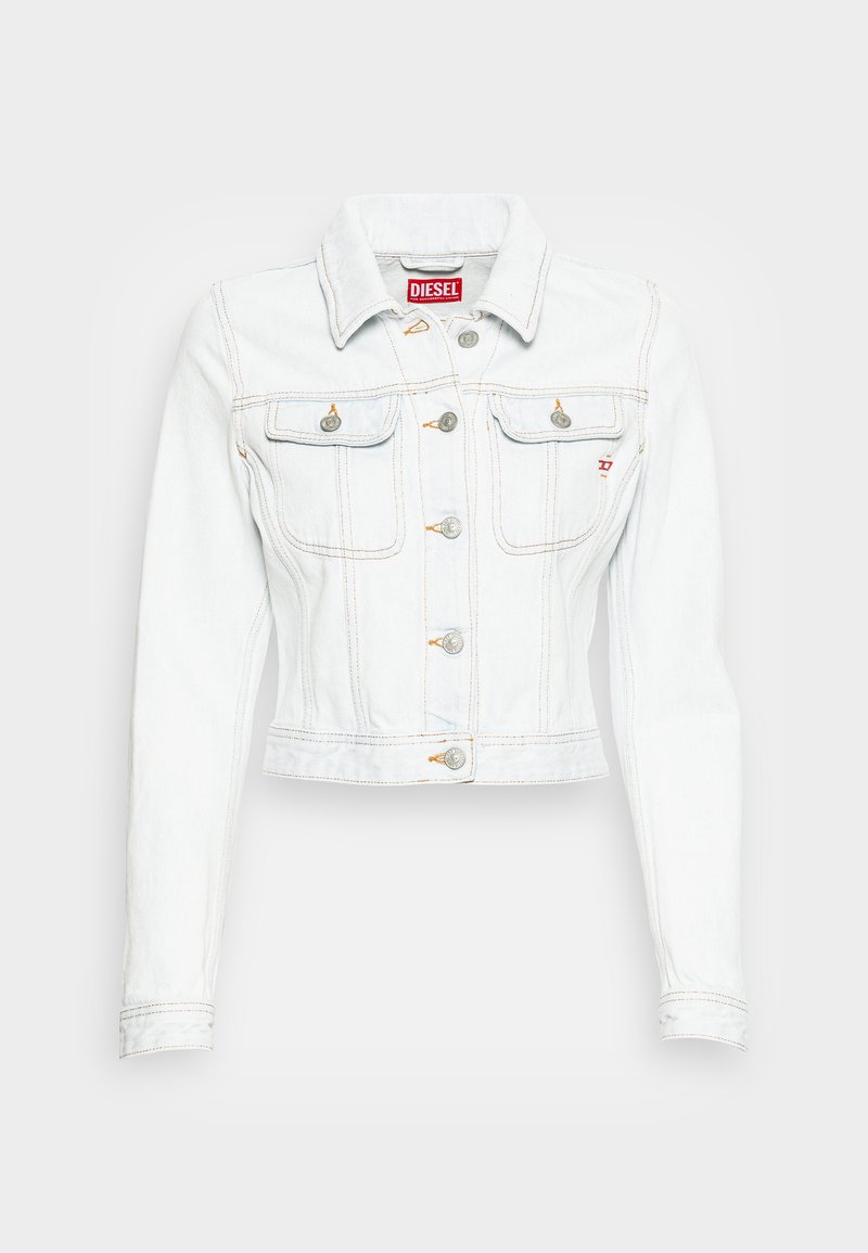Hellblaue Jeansjacke mit einem verkürzten Schnitt, langen Ärmeln, Knopfverschlüssen, zwei Brusttaschen und Kontrastnähten. Markenetikett sichtbar.