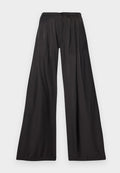 Weite Hosen aus glattem schwarzem Stoff. Merkmale sind vertikale Falten, ein Knopfverschluss und ein hoch sitzendes Design. Minimalistischer Stil.