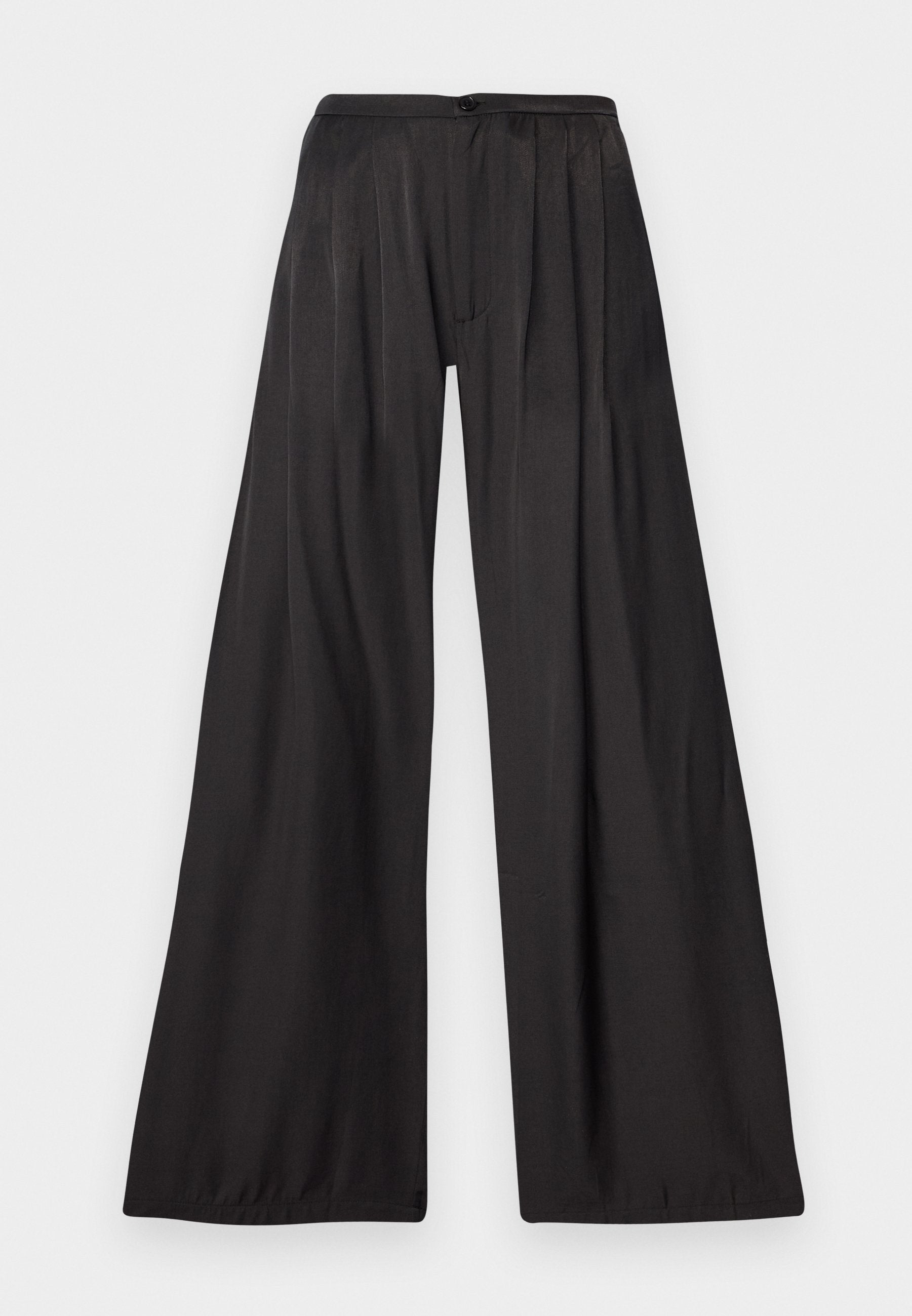 Weite Hosen aus glattem schwarzem Stoff. Merkmale sind vertikale Falten, ein Knopfverschluss und ein hoch sitzendes Design. Minimalistischer Stil.