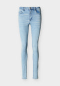 Hellblaue Skinny-Jeans mit vorderer Knopf- und Reißverschluss, Vorder- und Gesäßtaschen sowie Gürtelschlaufen, dargestellt auf weißem Hintergrund.