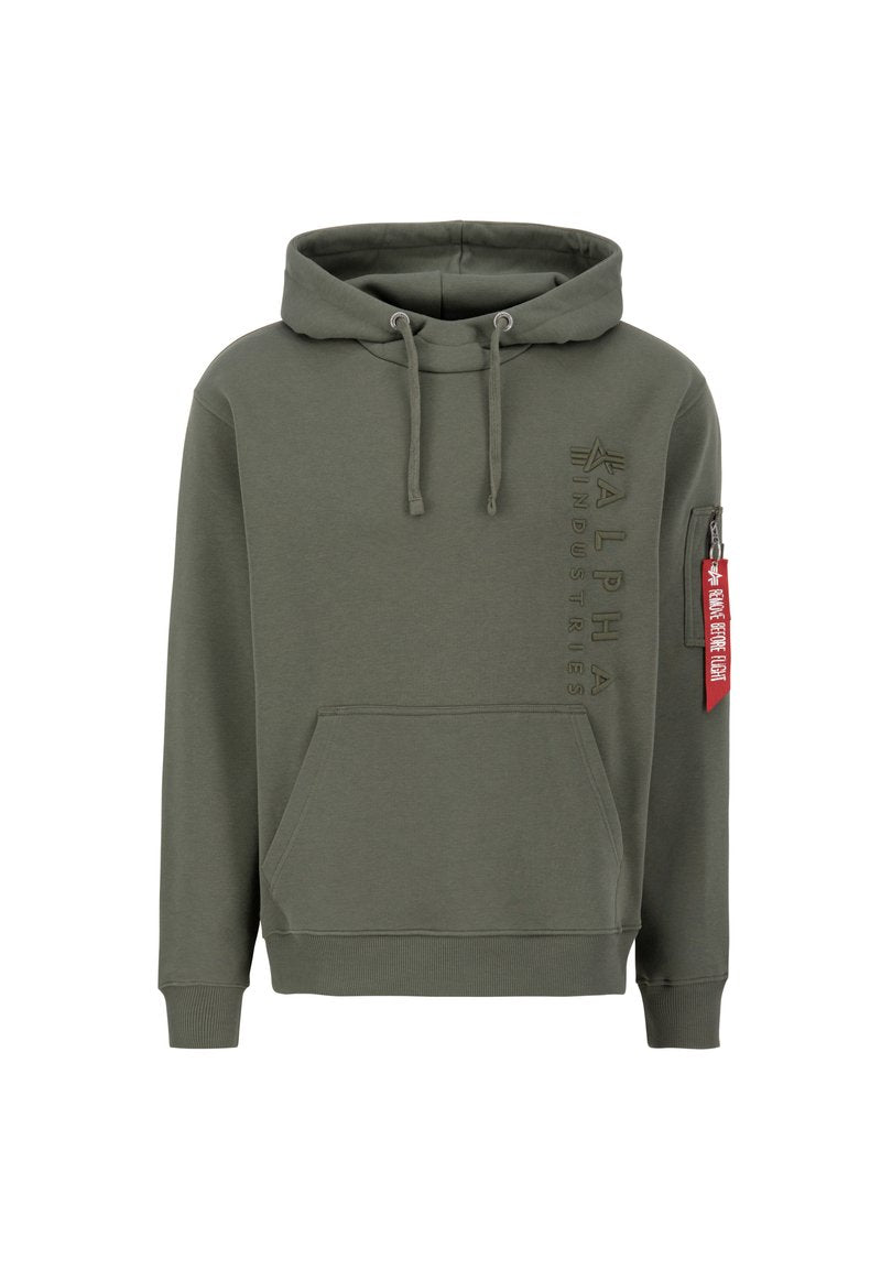 Olivgrüner Hoodie mit Kängurutasche, Kapuze mit Kordelzug und geprägtem "ALPHA INDUSTRIES"-Logo. Verfügt über ein rotes Utility-Reißverschlussfach.