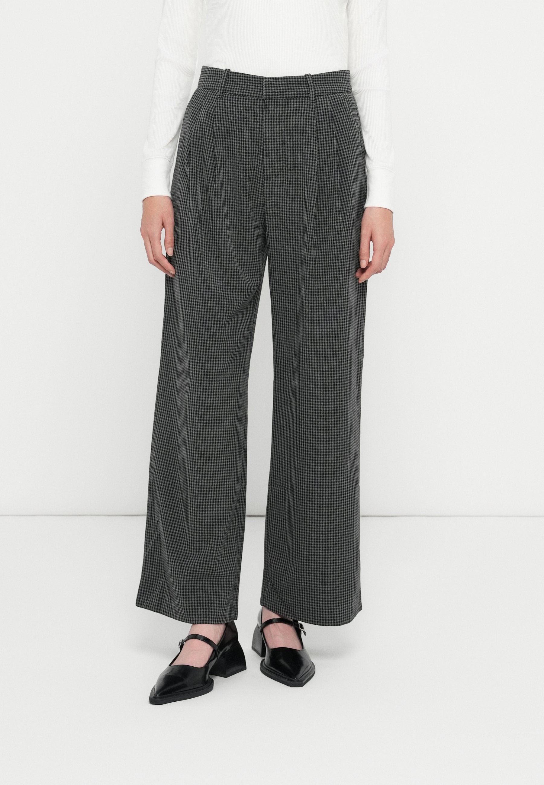 GAP WIDE LEG