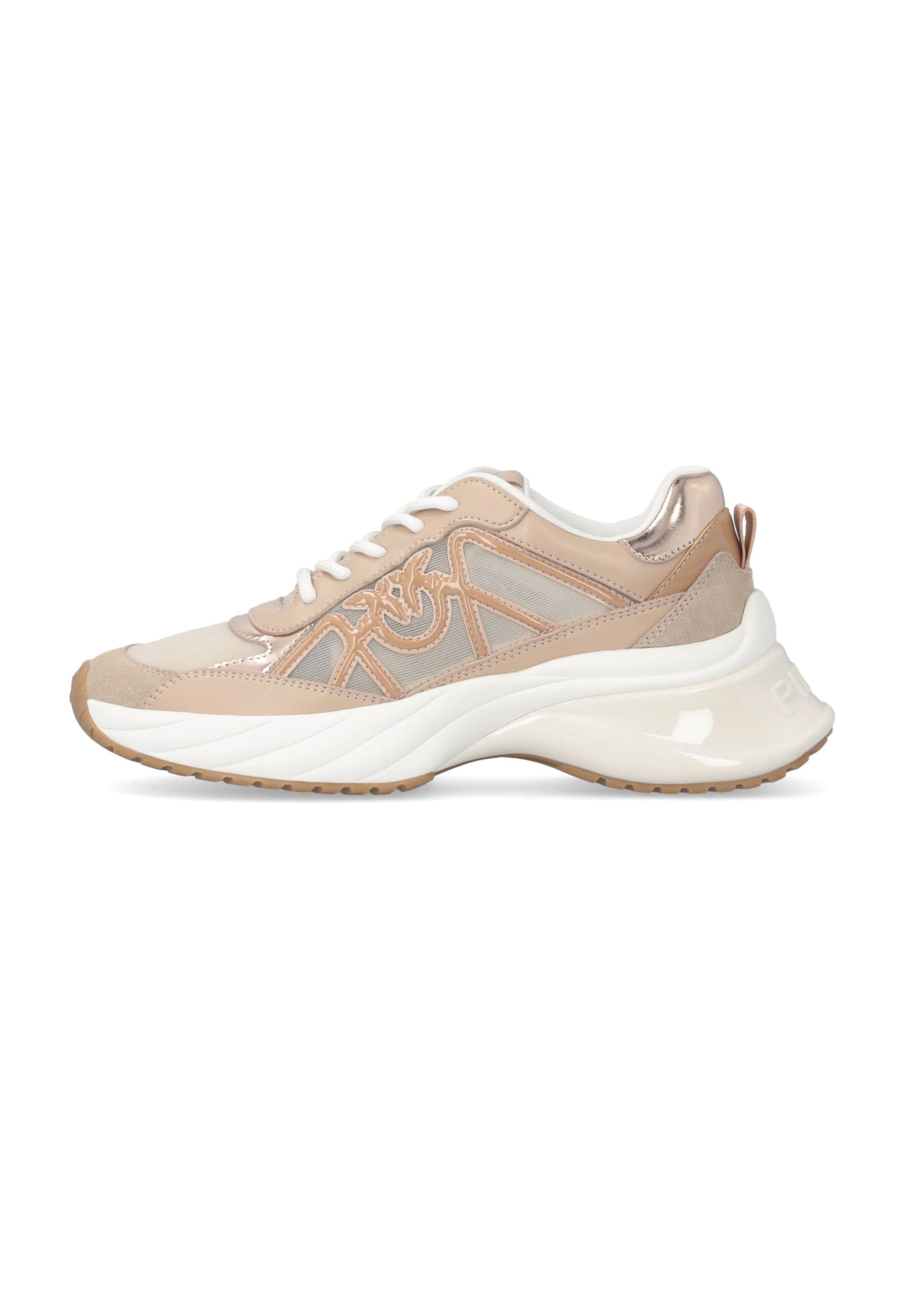 Beige und weiße klobige Sneaker mit weißen Schnürsenkeln, Mesh- und Veloursleder-Paneelen, dekorativen Nähten und einer dicken, profilierten Sohle.