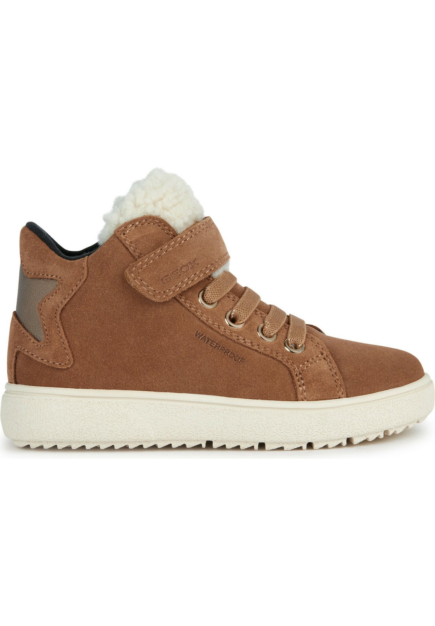 Braune wasserdichte Wildledersneaker mit creamfarbener Fleece-Innenseite, Klettverschluss, Schnürsenkeln und strukturiertem weißen Sohlenrand, seitlich betrachtet.