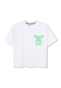 Weißes Baumwoll-T-Shirt mit einem grünen Grafiken eines Moths und dem Wort "HUGO" auf der linken Brusttaschenfläche. Rundhalsausschnitt und lockere Passform.