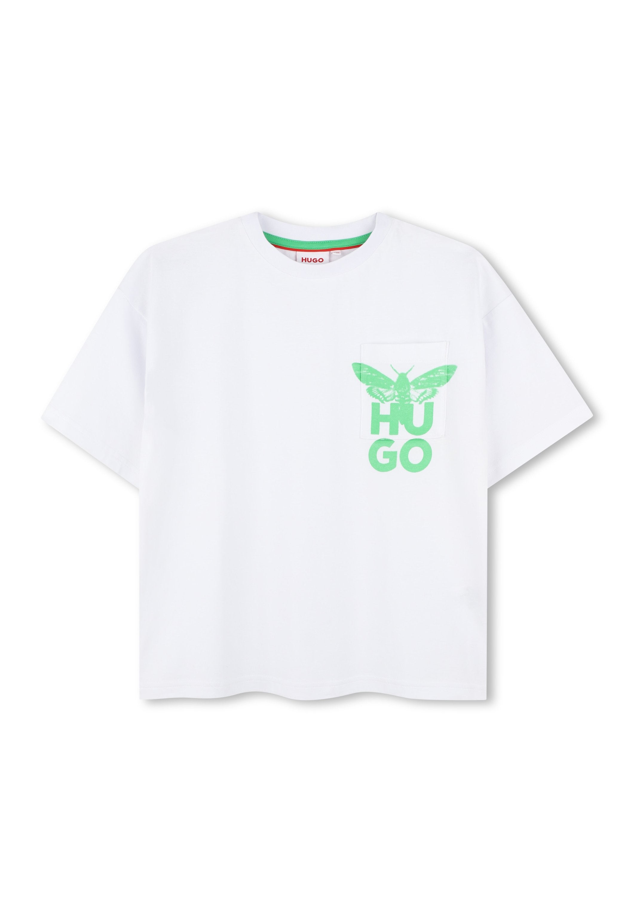 Weißes Baumwoll-T-Shirt mit einem grünen Grafiken eines Moths und dem Wort "HUGO" auf der linken Brusttaschenfläche. Rundhalsausschnitt und lockere Passform.