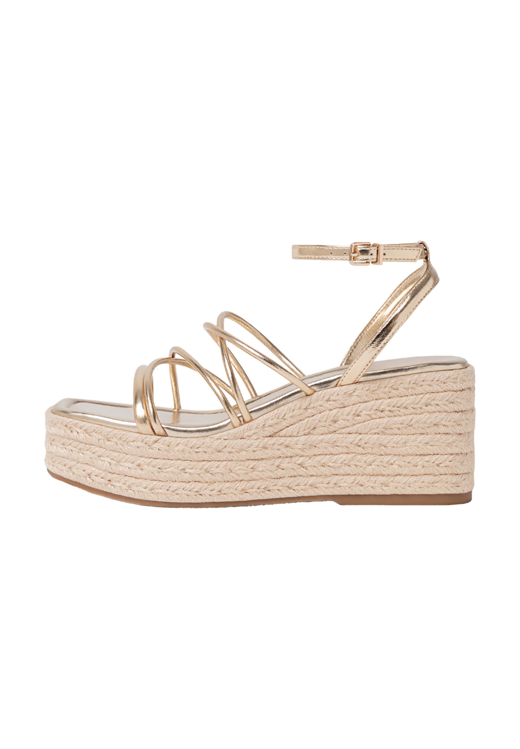 Goldene metallische Keilsandalen mit einer geflochtenen Jutesohle, die mehrere dünne Riemen und einen Knöchelverschluss zur Unterstützung besitzen.