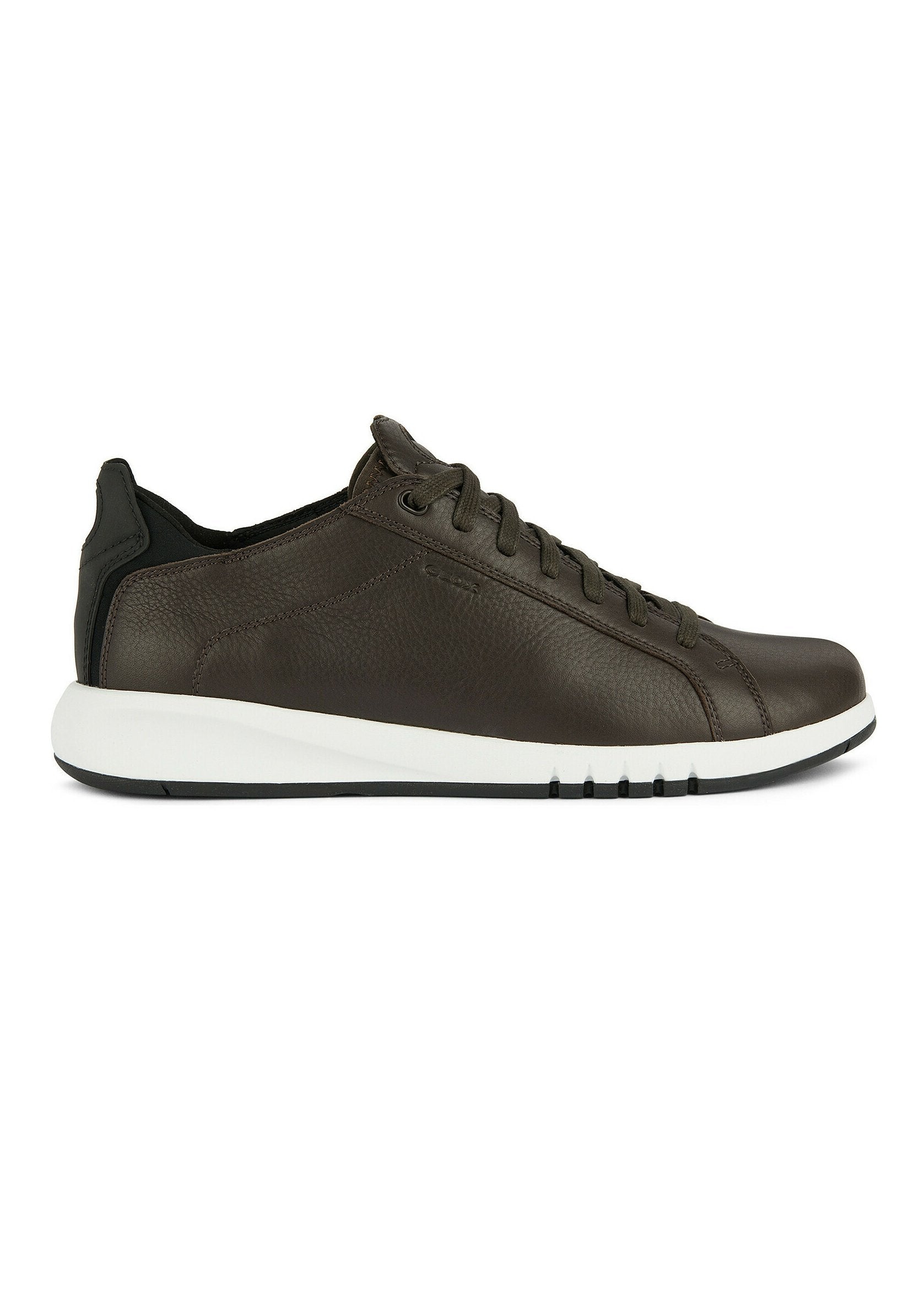 Braune Leder-Sneaker mit glatter Textur, kontrastierenden schwarzen Akzenten, einer weißen Sohle und einem schlanken, flachen Design.
