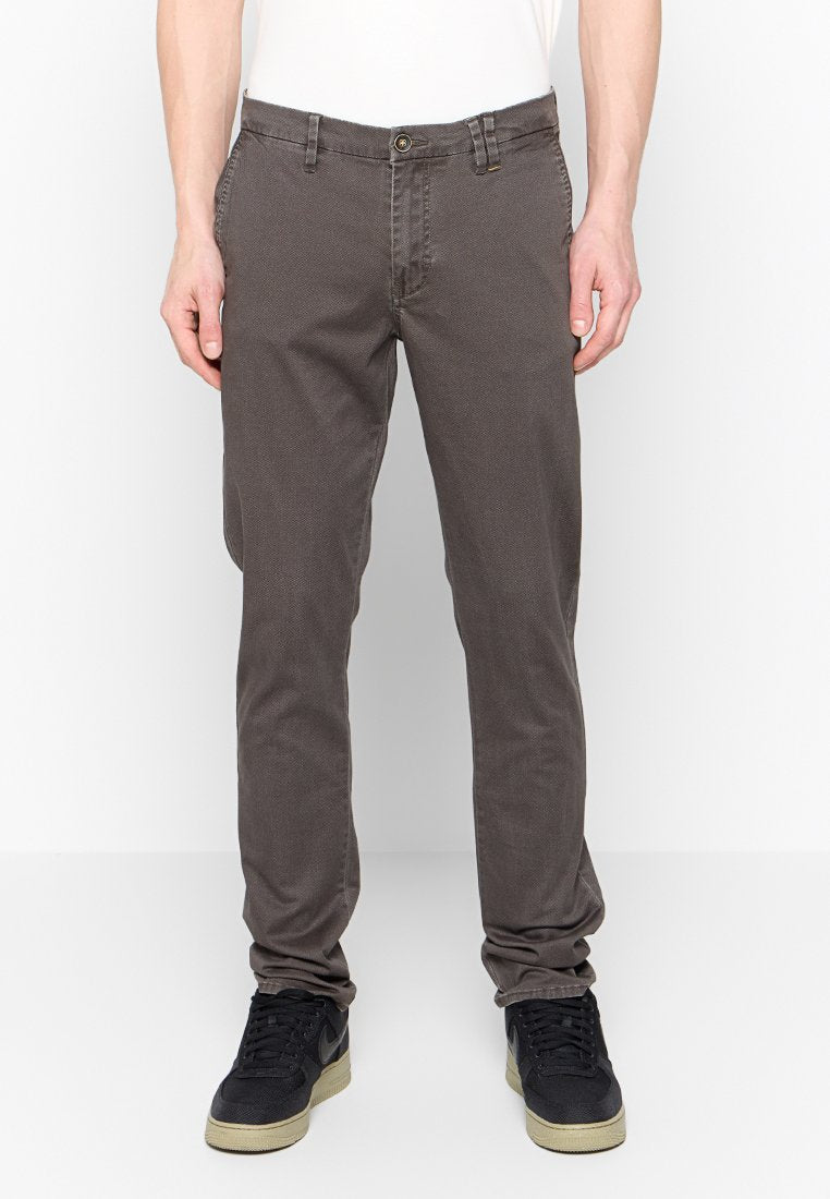 NO EXCESS Chino Media 1
