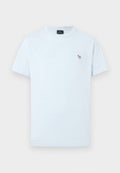 Weißes T-Shirt mit kurzen Ärmeln und Rundhalsausschnitt, mit kleinem, mehrfarbigem Zebra-Logo auf der linken Brust gestickt.