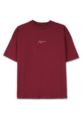 Burgunderfarbendes Baumwoll-T-Shirt mit kurzen Ärmeln und Rundhalsausschnitt. Mit einem kleinen weißen grafischen Text auf der Brust. Schlichtes Design, lässige Passform.