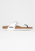 Weiße Bayton Flip-Flops mit Korksohle, verstellbarem Metallbuckle-Riemen, schwarzem Zehensteg und weißer Gummisohle.