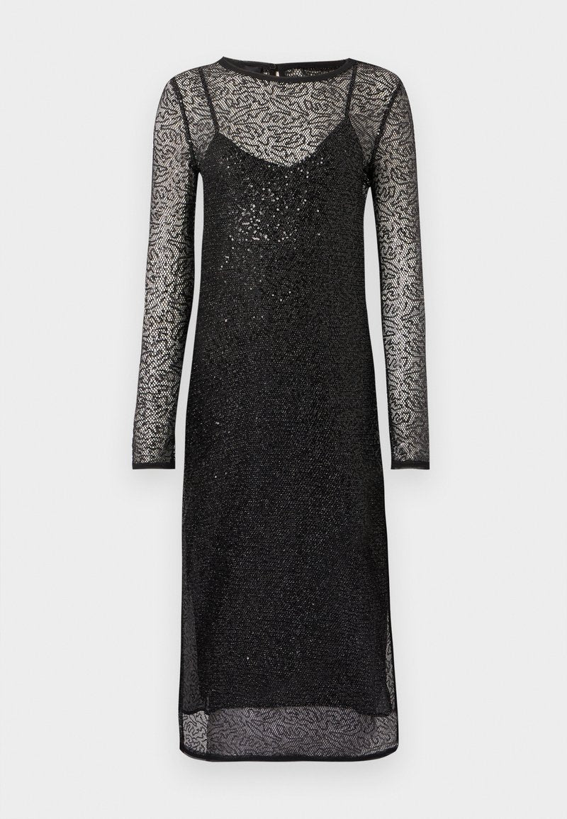 Schwarzes langärmeliges Kleid mit einer anliegenden Innenschicht und transparentem Spitzenüberzug. Verfügt über ein strukturiertes Muster und einen dezenten Glanz.