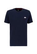 Marineblaue Baumwoll-T-Shirt mit rundem Ausschnitt. Enthält ein kleines gesticktes Logo in Weiß und Rot auf der linken Brust. Kurze Ärmel.
