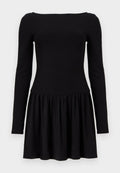Schwarzes Kleid mit langen Ärmeln, tailliertem Oberteil und ausgestelltem, gerafftem Rock, dargestellt auf weißem Hintergrund.