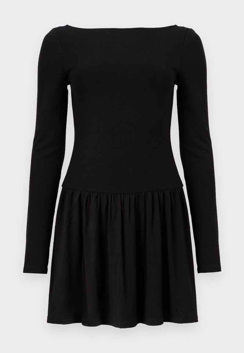 Schwarzes Kleid mit langen Ärmeln, tailliertem Oberteil und ausgestelltem, gerafftem Rock, dargestellt auf weißem Hintergrund.