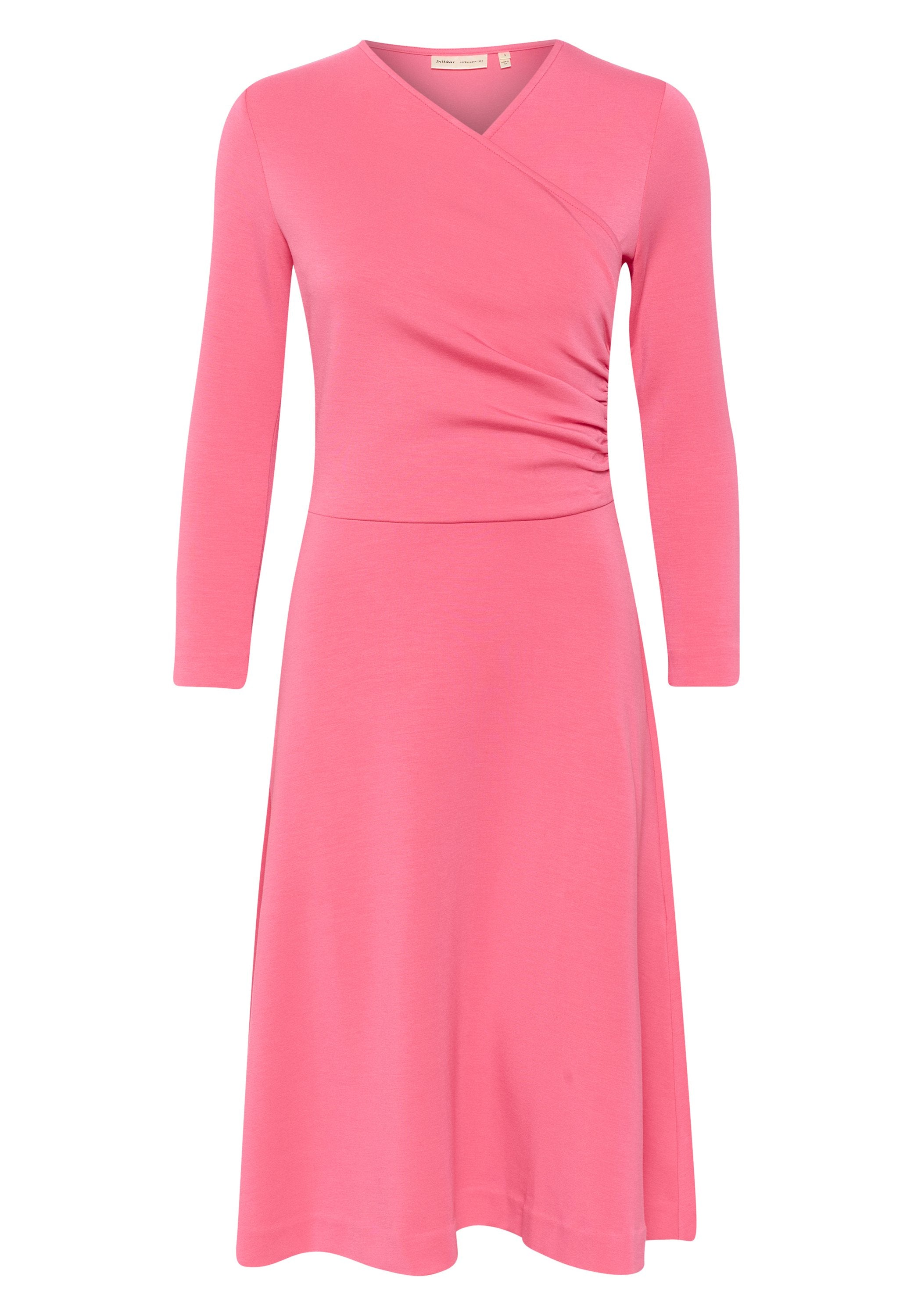 Rosa Wickelkleid mit langen Ärmeln, V-Ausschnitt und Raffungen an der Taille. Weicher, glatter Stoff mit schwingendem Rock.