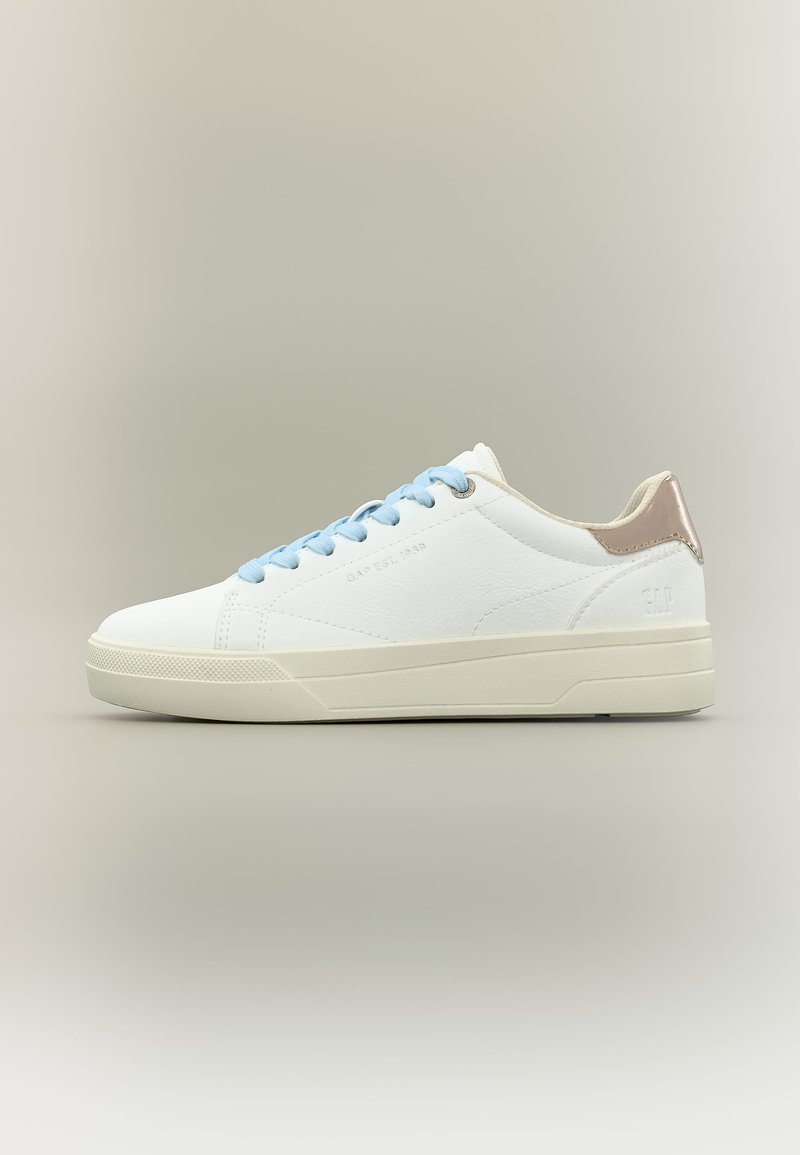 Weißer Low-Top-Sneaker mit hellblauen Schnürsenkeln und beigem metallicfarbenem Fersenlasche auf neutralem Hintergrund.