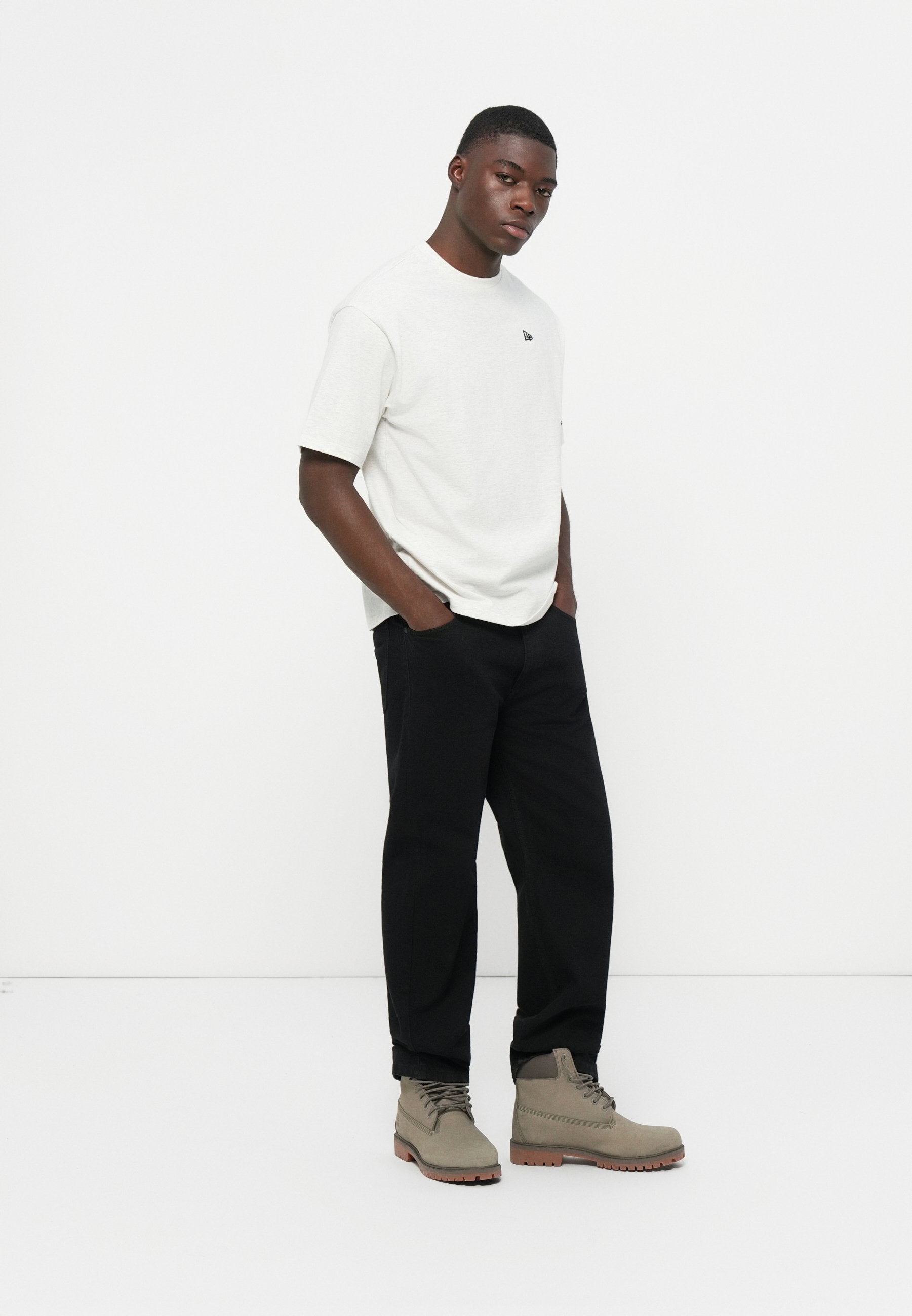 New Era PREMIUM ESSENTIAL TEE