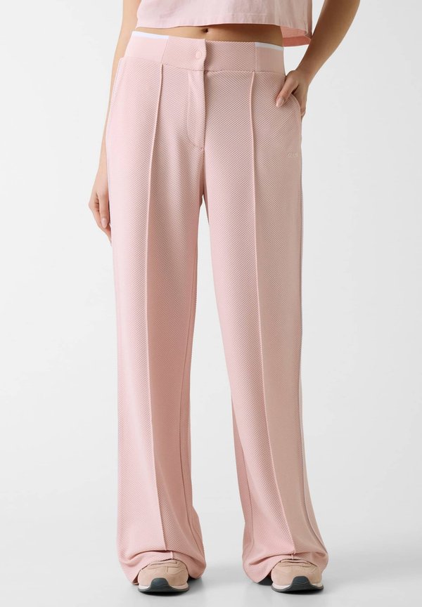 Guess MIT WEITEM BEIN - Trousers - rose
