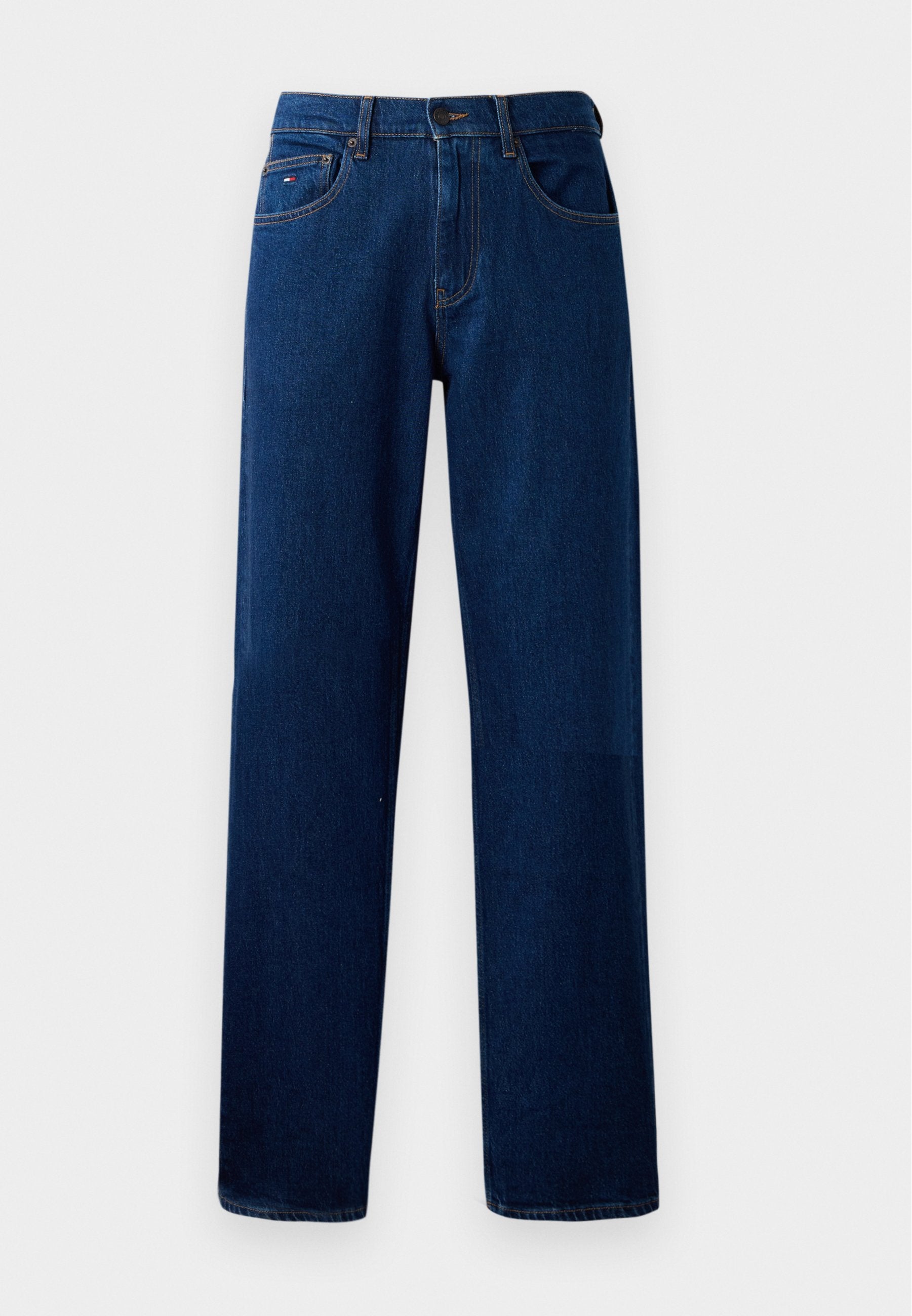 Dunkelblaue gerade geschnittene Jeans aus Denim mit Knopf- und Reißverschluss vorne sowie Fünf-Taschen-Design auf einem weißen Hintergrund.