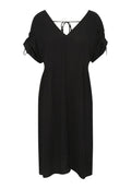 Schwarzes Kleid mit V-Ausschnitt, kurzen Puffärmeln und einem gebundenen Detail im Rücken. Hergestellt aus weichem Stoff mit einem leichten, fließenden Design.