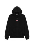 Schwarzer Hoodie aus weichem Stoff, mit einer Fronttasche, verstellbarer Kapuze mit Kordelzug und einem kleinen mehrfarbigen Logo auf der Brust.