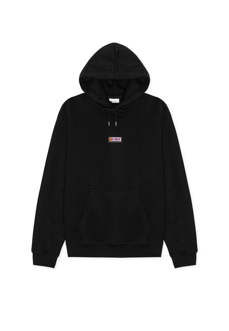 Schwarzer Hoodie aus weichem Stoff, mit einer Fronttasche, verstellbarer Kapuze mit Kordelzug und einem kleinen mehrfarbigen Logo auf der Brust.