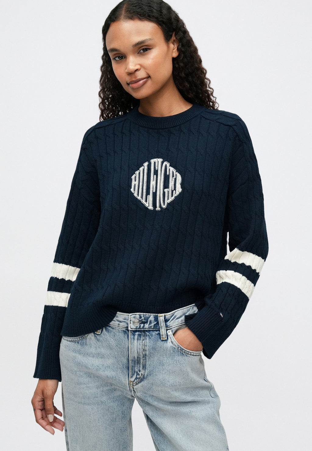 LOGO EMBROIDERY RELAXED CABLE KNIT JUMPER Media 5