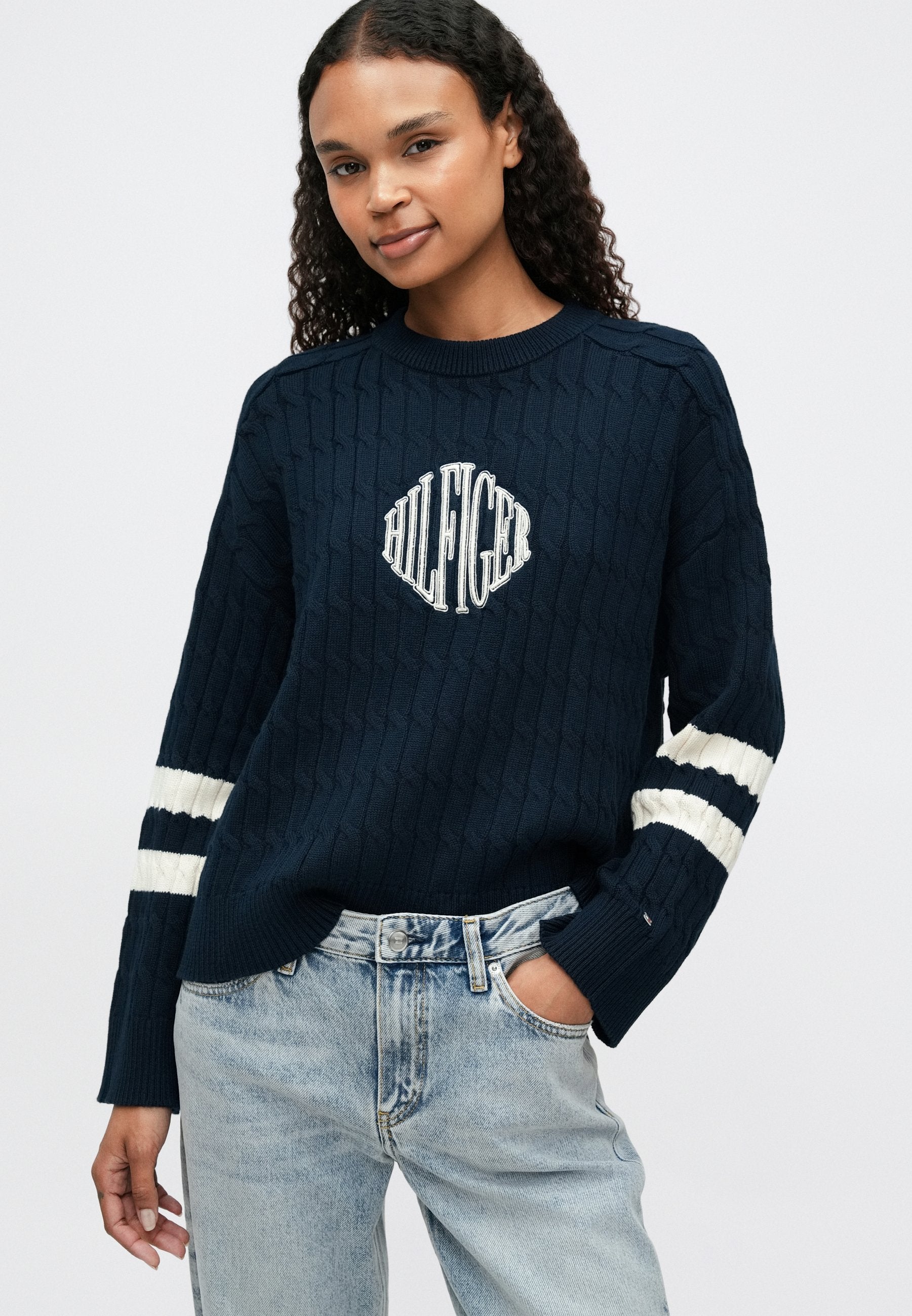 LOGO EMBROIDERY RELAXED CABLE KNIT JUMPER Media 5