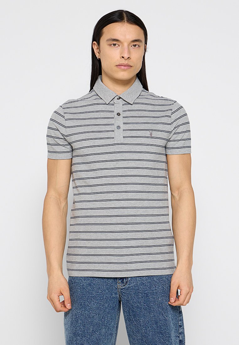 Graues Poloshirt mit Marineblauen Streifen, kurzen Ärmeln und einem Drei-Knopf-Verschluss. Mit kleinem Logo auf der Brust. Weicher, strukturierter Stoff.