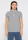 Graues Poloshirt mit Marineblauen Streifen, kurzen Ärmeln und einem Drei-Knopf-Verschluss. Mit kleinem Logo auf der Brust. Weicher, strukturierter Stoff.