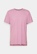 Helles rosa T-Shirt mit kurzen Ärmeln und Rundhalsausschnitt, mit dezentem Stoffmuster und kleinen seitlichen Schlitzen am Saum.