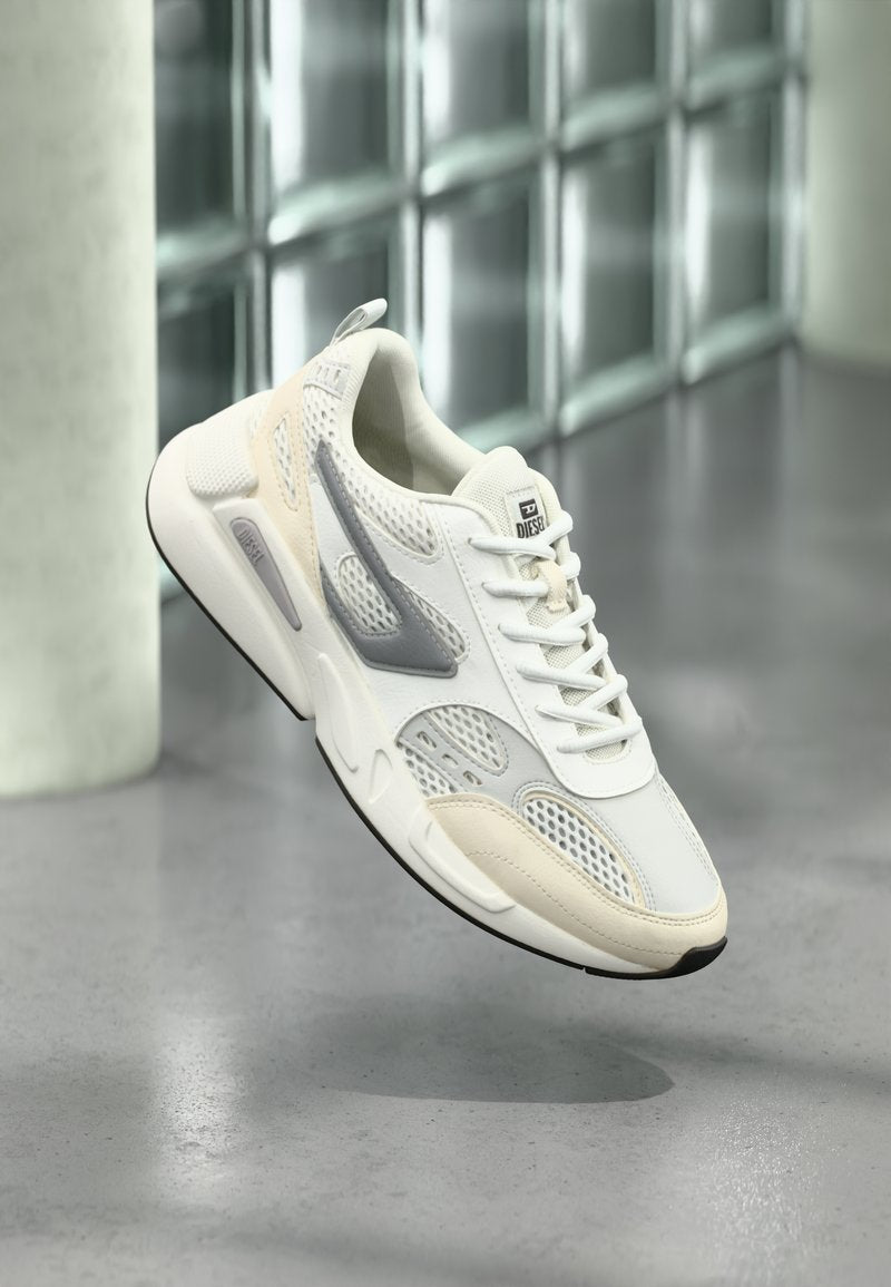 Weißer und hellgrauer Sportschuh mit Mesh-Einsätzen, gepolsterter Sohle und strukturierten Akzenten. Verfügt über eine Schlaufe hinten und ein Schnürdesign.